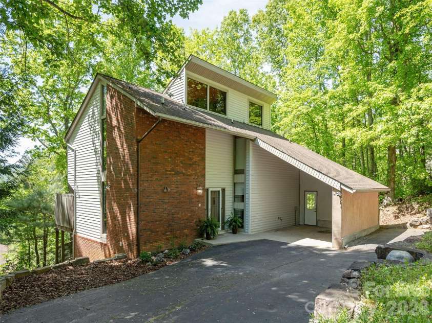 142 Sequoyah Hills Drive, Fletcher, NC 28732.  MLS# CAR4372471, YatesRealty ID 19496. A home with style.