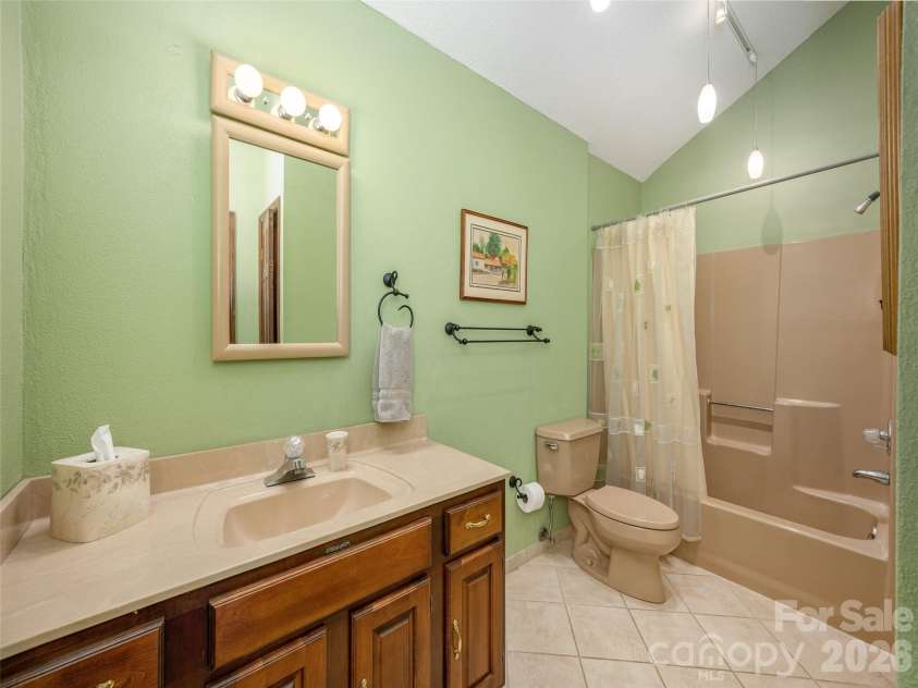 142 Sequoyah Hills Drive, Fletcher, NC 28732.  MLS# CAR4372471, YatesRealty ID 19496. Full bathroom