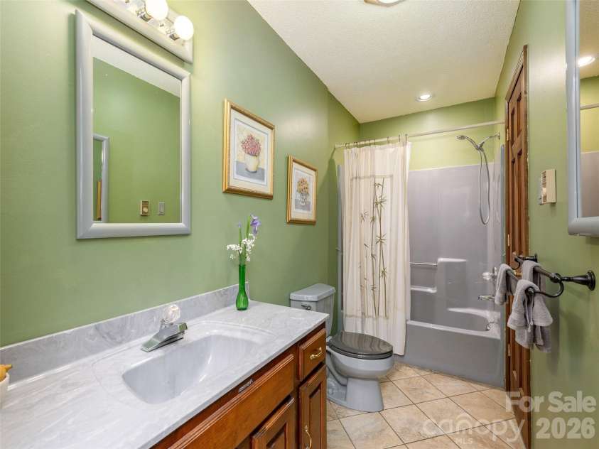 142 Sequoyah Hills Drive, Fletcher, NC 28732.  MLS# CAR4372471, YatesRealty ID 19496. Main level full bathroom