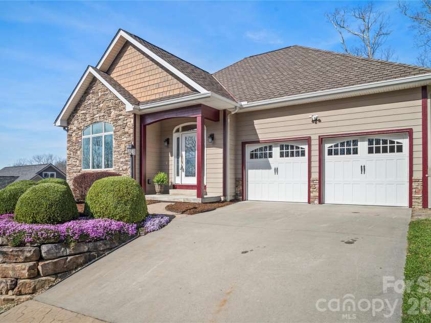 84 Deep Valley Lane, Hendersonville, NC 28791.  MLS# CAR4352594, YatesRealty ID 19497. 