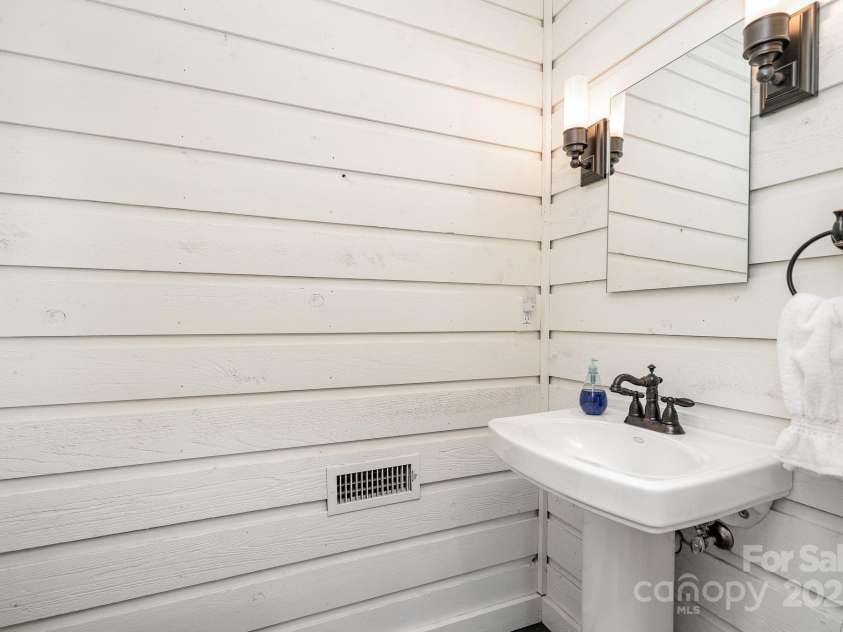 1601 Wandering Way Drive, Charlotte, NC 28226.  MLS# CAR4266480, YatesRealty ID 19498. 1/2 bath