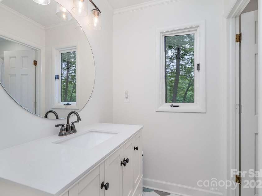 1601 Wandering Way Drive, Charlotte, NC 28226.  MLS# CAR4266480, YatesRealty ID 19498. Full bath upstairs