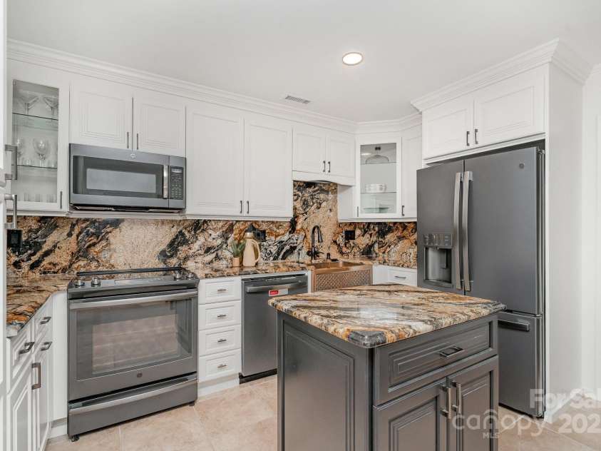 1601 Wandering Way Drive, Charlotte, NC 28226.  MLS# CAR4266480, YatesRealty ID 19498. Kitchen