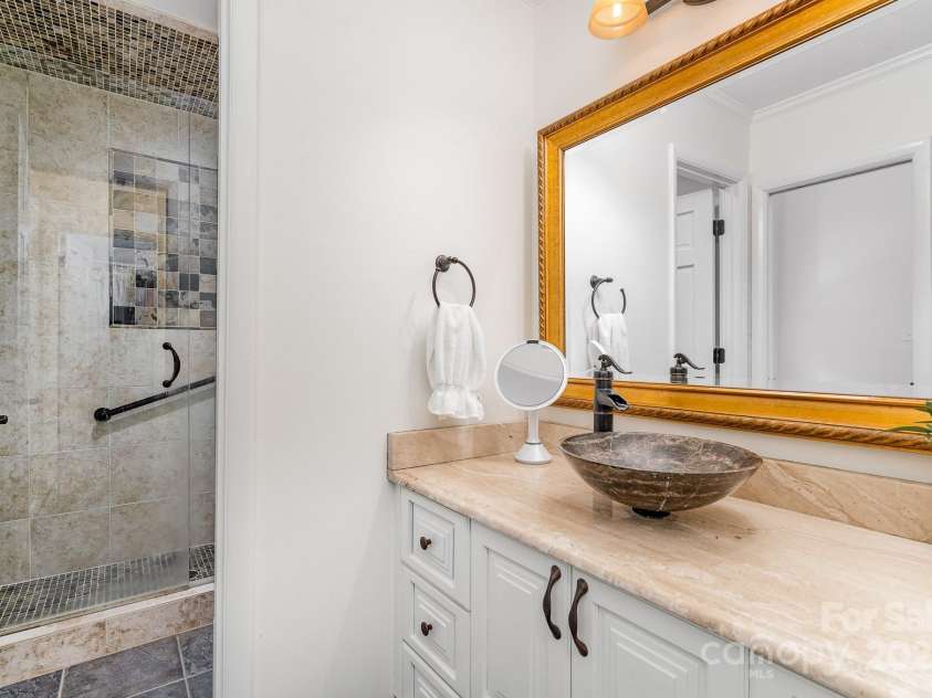 1601 Wandering Way Drive, Charlotte, NC 28226.  MLS# CAR4266480, YatesRealty ID 19498. Primary Bath