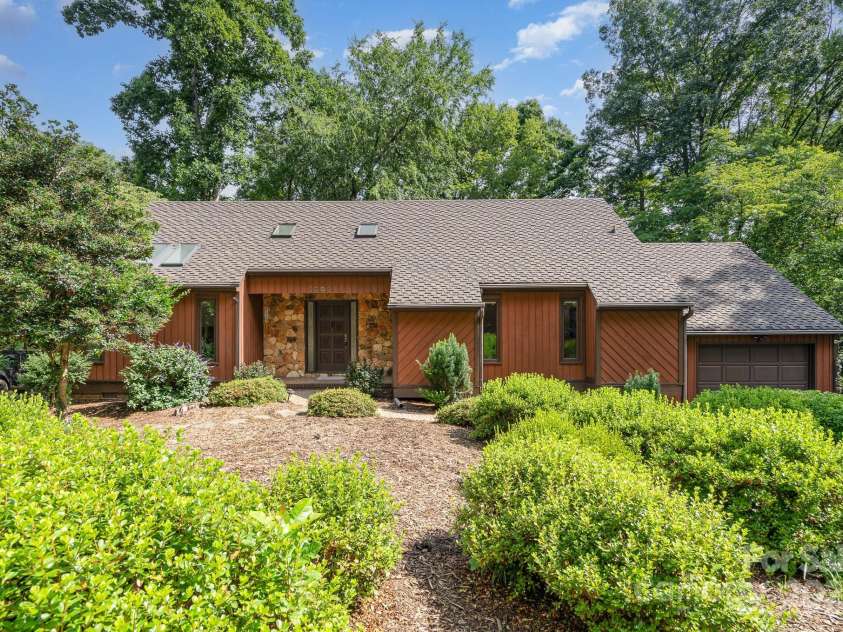 1601 Wandering Way Drive, Charlotte, NC 28226.  MLS# CAR4266480, YatesRealty ID 19498. Welcome!
