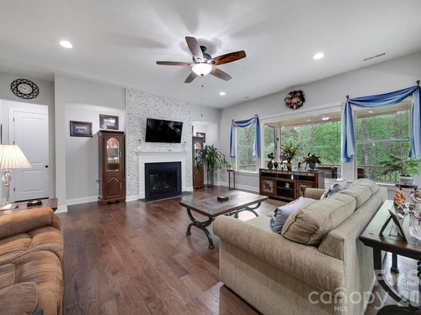 16408 Cozy Cove Road, Charlotte, NC 28278.  MLS# CAR4356132, YatesRealty ID 19498. 
