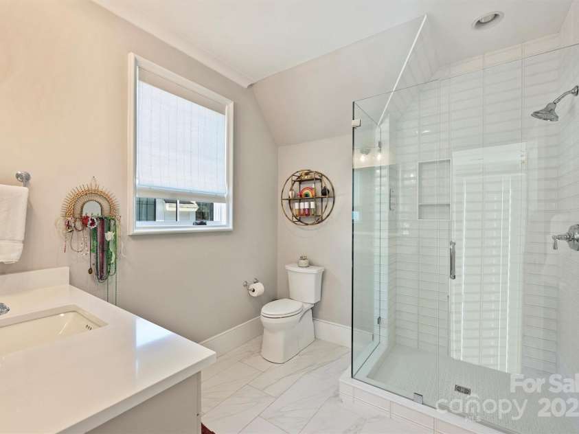 2509 Montrose Court, Charlotte, NC 28207.  MLS# CAR4228523, YatesRealty ID 195. Bedroom 2 En Suite Bathroom