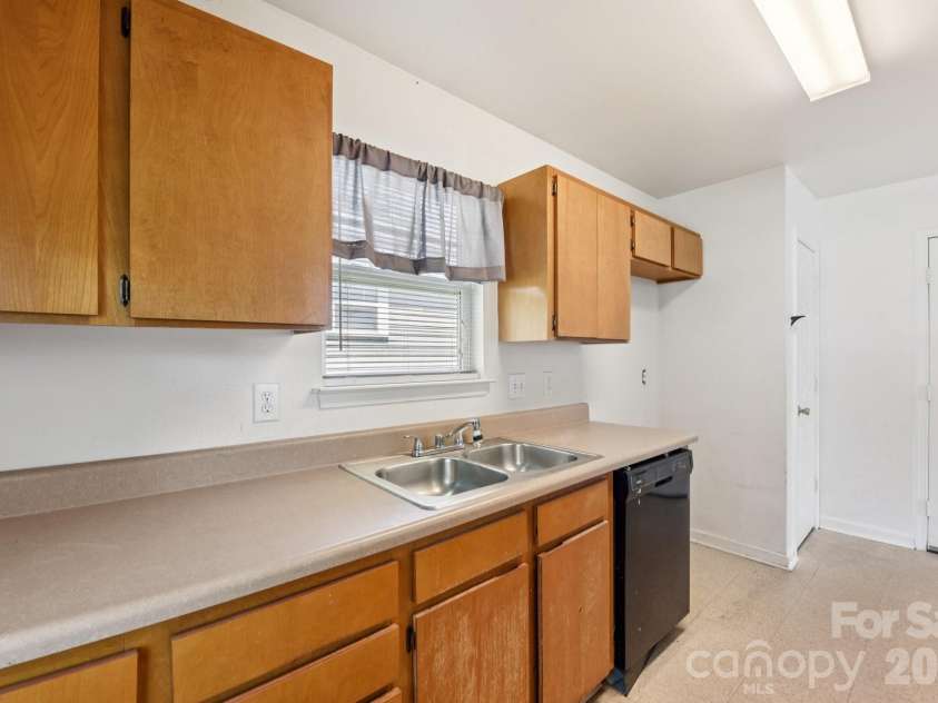 3420 Kentucky Avenue, Charlotte, NC 28216.  MLS# CAR4269109, YatesRealty ID 1950. 