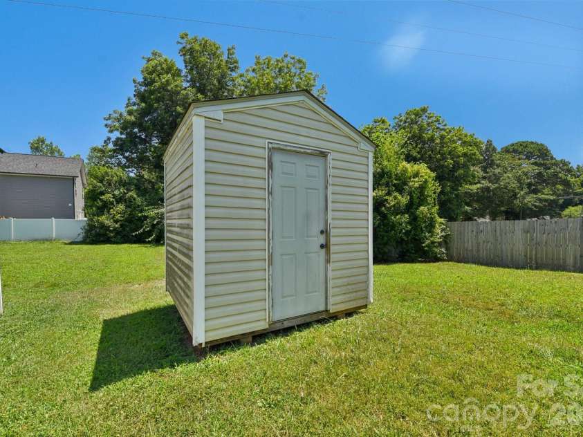 3420 Kentucky Avenue, Charlotte, NC 28216.  MLS# CAR4269109, YatesRealty ID 1950. 