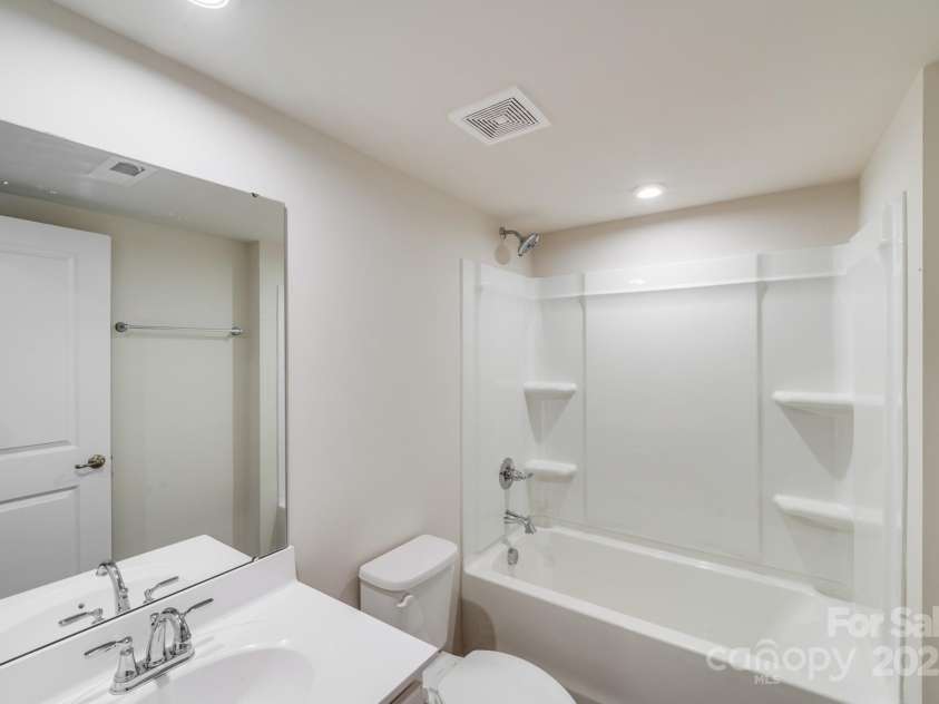 416 Moondance Drive, Gastonia, NC 28054.  MLS# CAR4269229, YatesRealty ID 19500. Bonus Room Bath