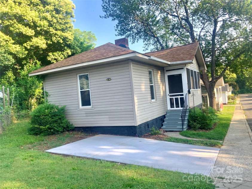 439 17th Street, Cramerton, NC 28032.  MLS# CAR4249722, YatesRealty ID 19501. 