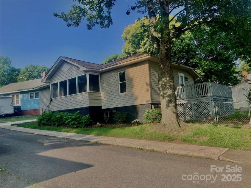 439 17th Street, Cramerton, NC 28032.  MLS# CAR4249722, YatesRealty ID 19501. 