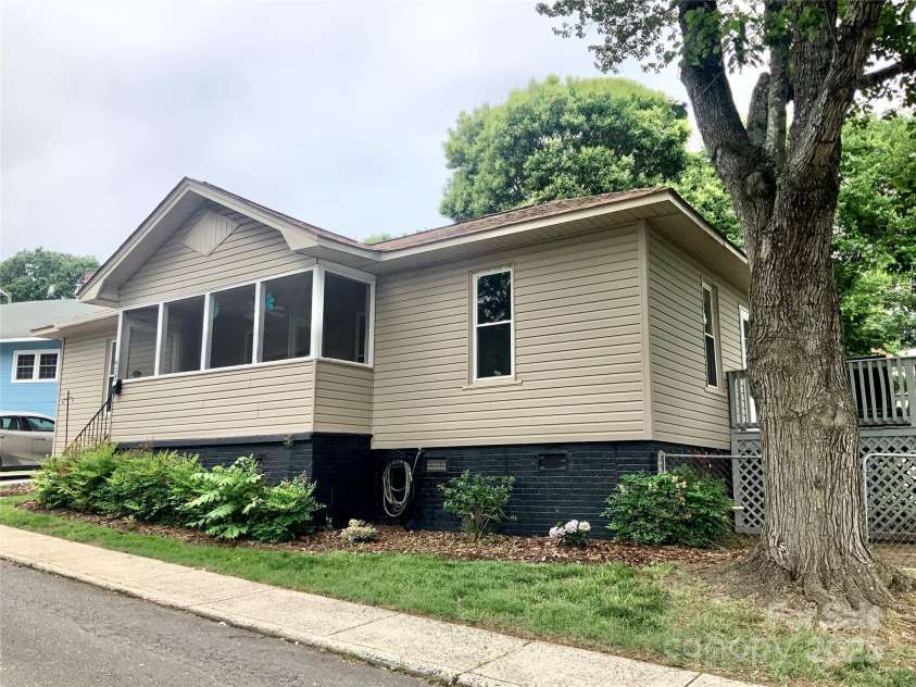 439 17th Street, Cramerton, NC 28032.  MLS# CAR4249722, YatesRealty ID 19501. Fenced back yard