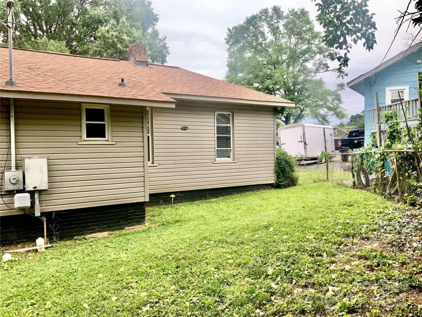 439 17th Street, Cramerton, NC 28032.  MLS# CAR4249722, YatesRealty ID 19501. Large back yard fenced