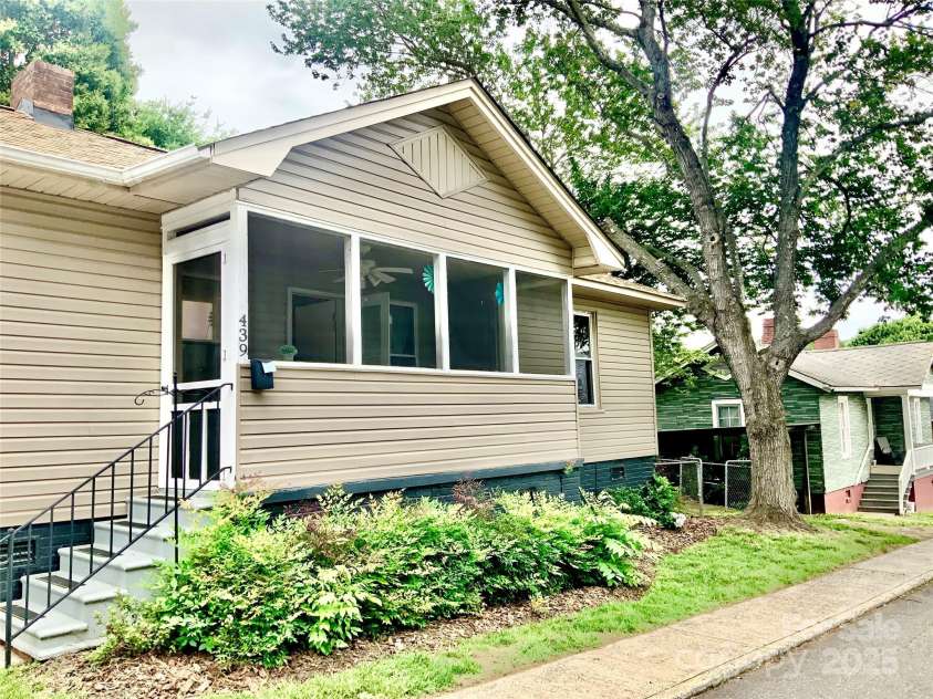 439 17th Street, Cramerton, NC 28032.  MLS# CAR4249722, YatesRealty ID 19501. Pristine siding, New Roof