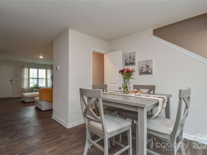 318 Kingsford Drive, Stanley, NC 28164.  MLS# CAR4199660, YatesRealty ID 19503. Breakfast/dining area