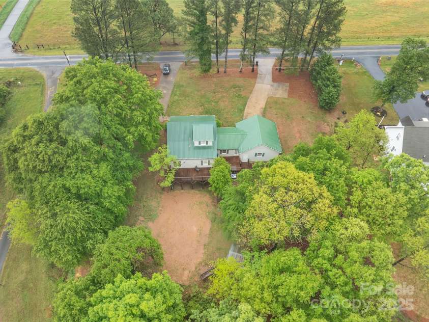 450 Lemmons Road, Mooresboro, NC 28114.  MLS# CAR4248838, YatesRealty ID 19504. Private and quiet setting on over an acre of land