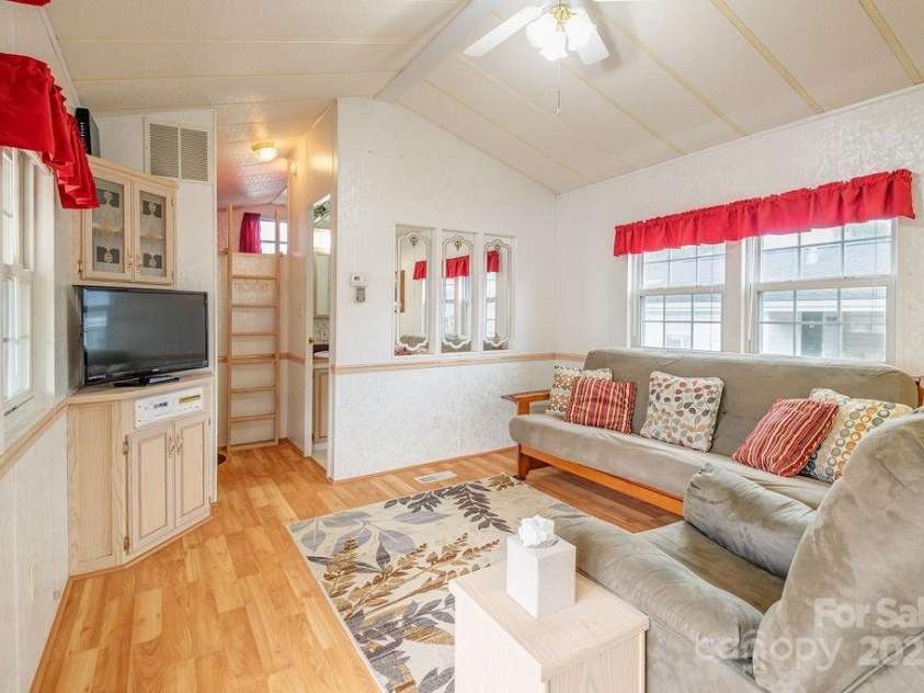 52 Strollers Lane, Waynesville, NC 28785.  MLS# CAR4197331, YatesRealty ID 19505. 