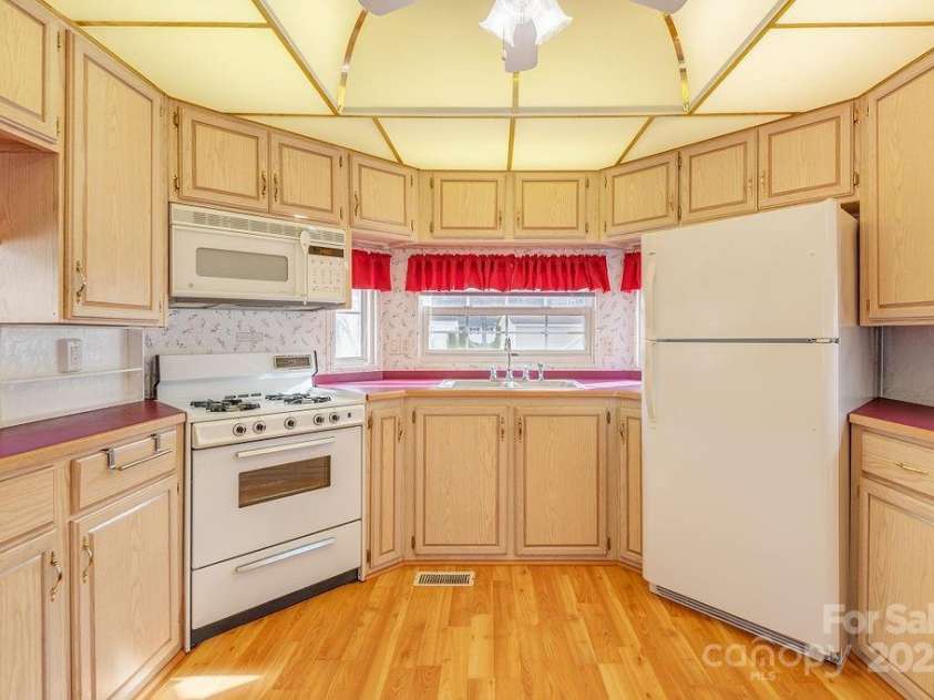 52 Strollers Lane, Waynesville, NC 28785.  MLS# CAR4197331, YatesRealty ID 19505. 