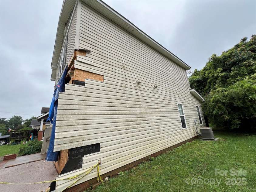 2012 Ashley Road, Charlotte, NC 28208.  MLS# CAR4269205, YatesRealty ID 19506. 