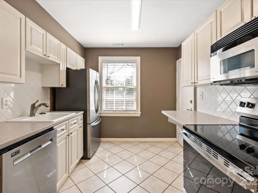 103 Laurel Avenue, Charlotte, NC 28207.  MLS# CAR4235241, YatesRealty ID 19508. Kitchen