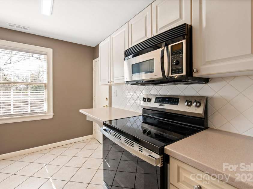 103 Laurel Avenue, Charlotte, NC 28207.  MLS# CAR4235241, YatesRealty ID 19508. Kitchen
