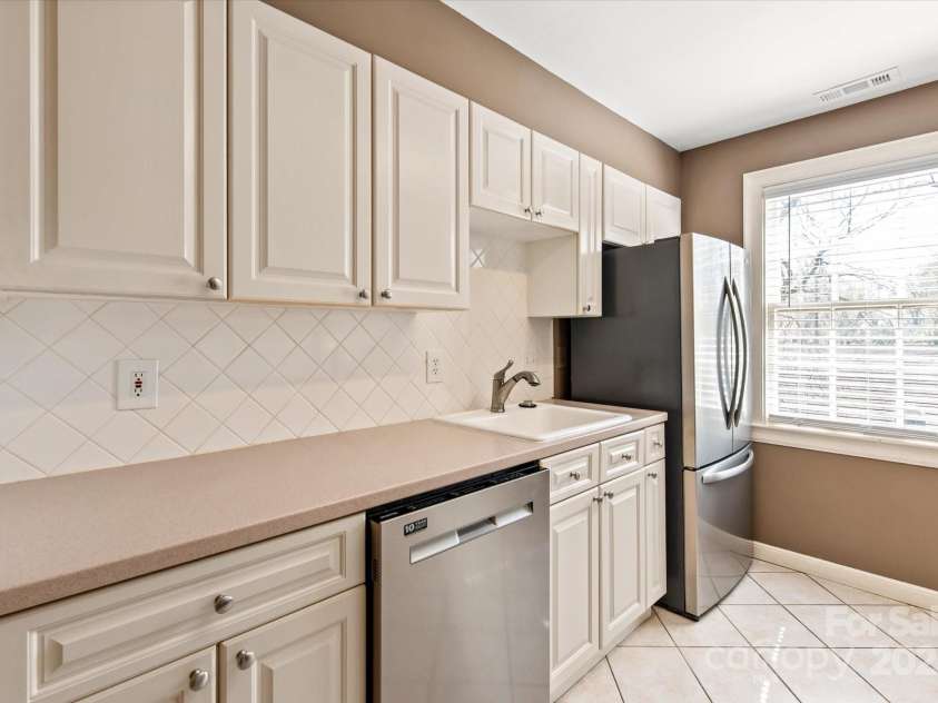 103 Laurel Avenue, Charlotte, NC 28207.  MLS# CAR4235241, YatesRealty ID 19508. Kitchen