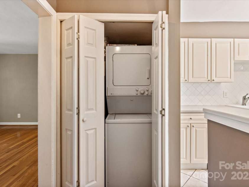 103 Laurel Avenue, Charlotte, NC 28207.  MLS# CAR4235241, YatesRealty ID 19508. Laundry