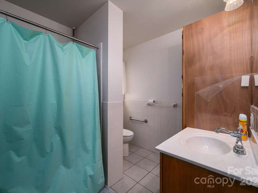 1544 Kings Road, Shelby, NC 28150.  MLS# CAR4306163, YatesRealty ID 1951. Bathroom