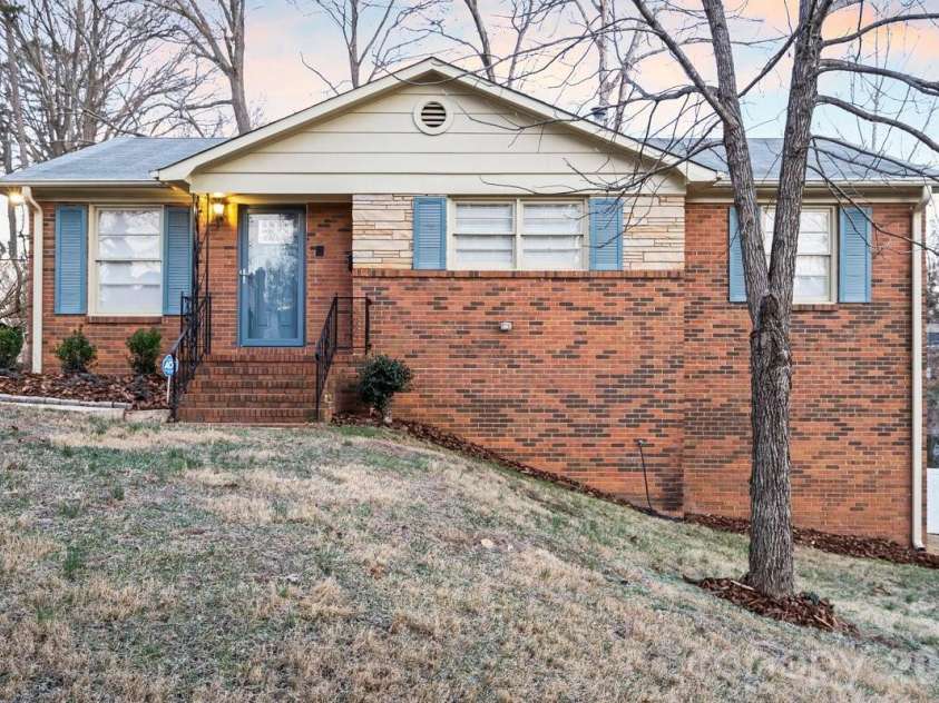 1717 Woodvalley Drive, Charlotte, NC 28216.  MLS# CAR4342546, YatesRealty ID 19511. 