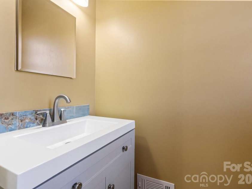 1717 Woodvalley Drive, Charlotte, NC 28216.  MLS# CAR4342546, YatesRealty ID 19511. 