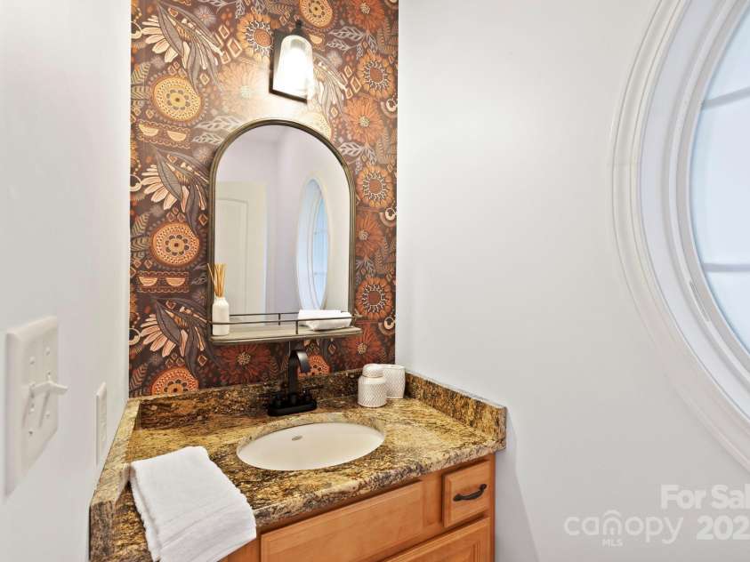 21 Hope Road, Weaverville, NC 28787.  MLS# CAR4261300, YatesRealty ID 19512. Half bath
