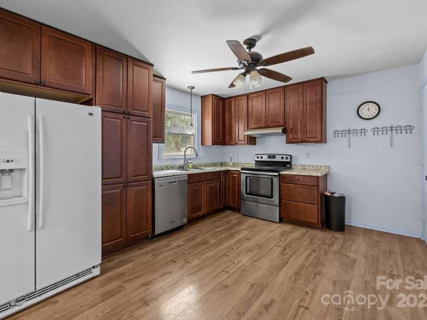 6231 Coach Hill Lane, Charlotte, NC 28212.  MLS# CAR4264581, YatesRealty ID 19513. 