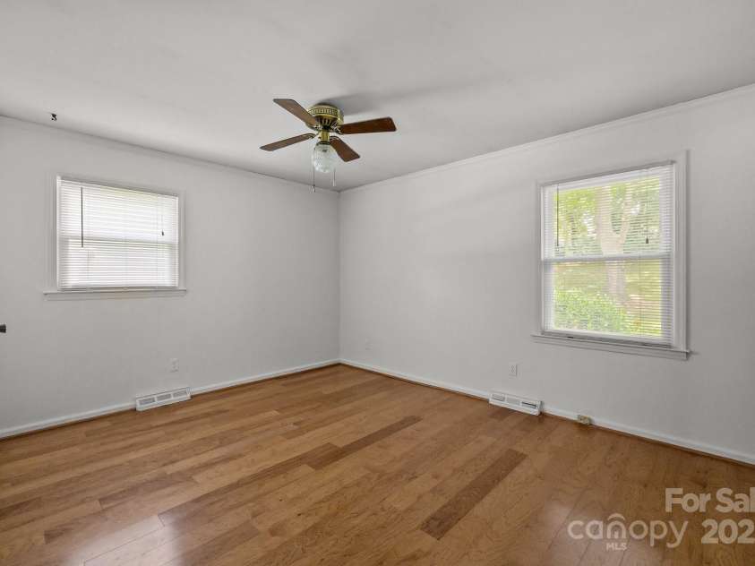 6231 Coach Hill Lane, Charlotte, NC 28212.  MLS# CAR4264581, YatesRealty ID 19513. 