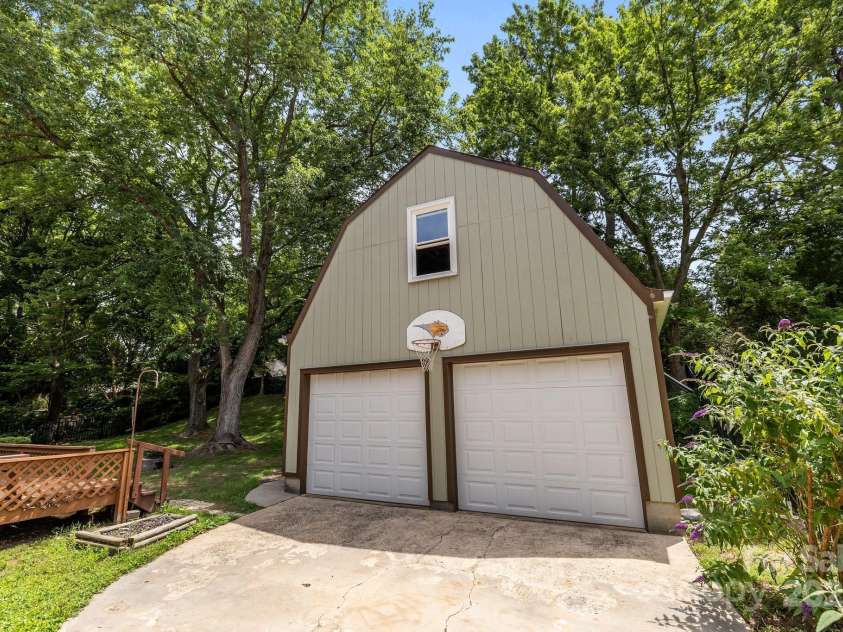 6231 Coach Hill Lane, Charlotte, NC 28212.  MLS# CAR4264581, YatesRealty ID 19513. 