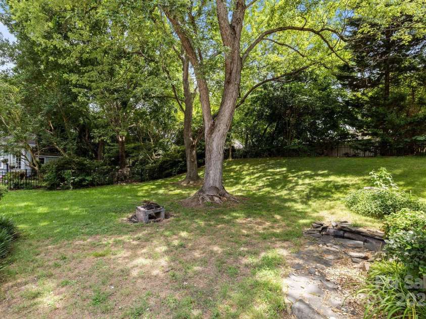 6231 Coach Hill Lane, Charlotte, NC 28212.  MLS# CAR4264581, YatesRealty ID 19513. 