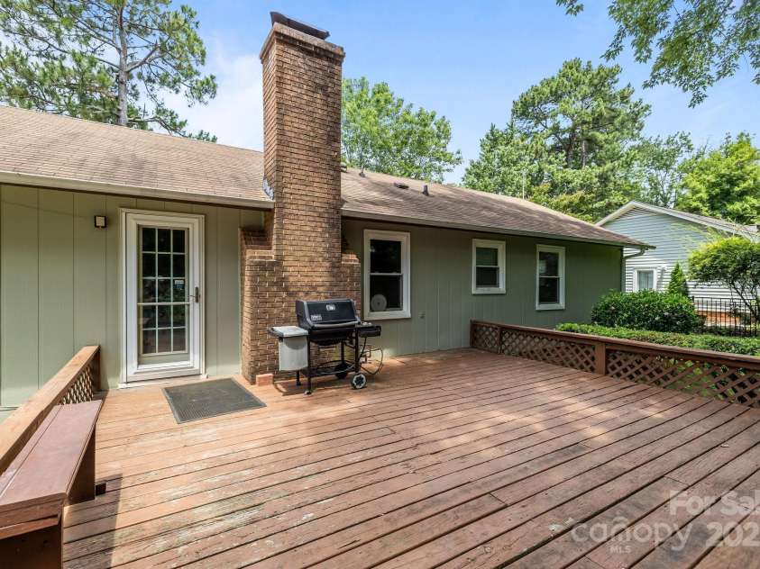 6231 Coach Hill Lane, Charlotte, NC 28212.  MLS# CAR4264581, YatesRealty ID 19513. 