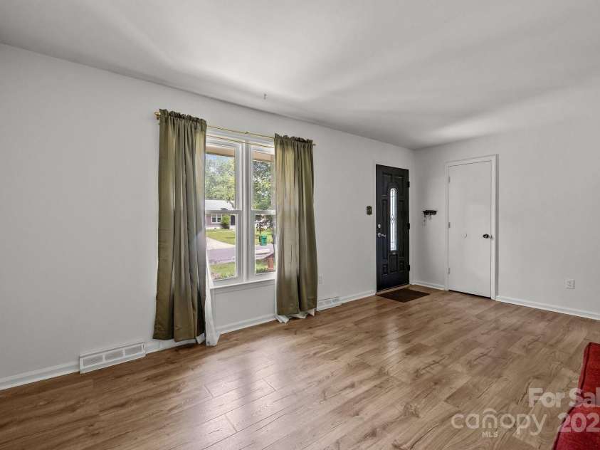 6231 Coach Hill Lane, Charlotte, NC 28212.  MLS# CAR4264581, YatesRealty ID 19513. 