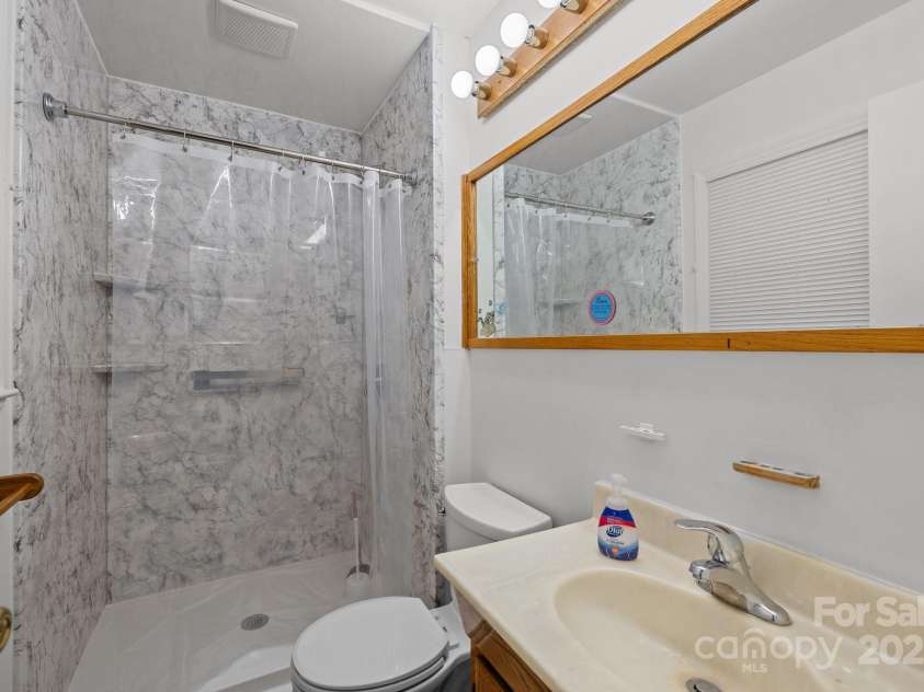 6231 Coach Hill Lane, Charlotte, NC 28212.  MLS# CAR4264581, YatesRealty ID 19513. 