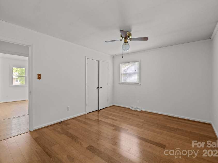 6231 Coach Hill Lane, Charlotte, NC 28212.  MLS# CAR4264581, YatesRealty ID 19513. 