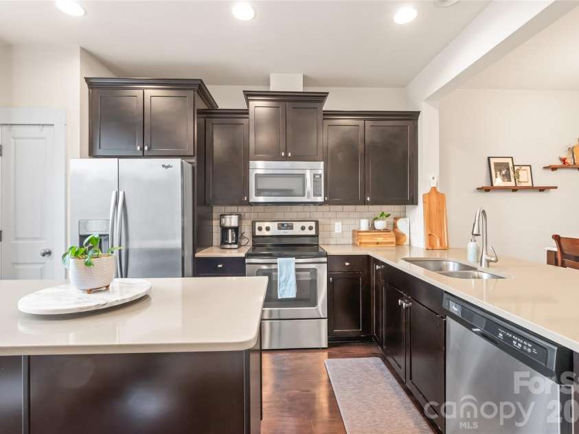 3217 Bending Birch Place, Charlotte, NC 28206.  MLS# CAR4358255, YatesRealty ID 19514. 