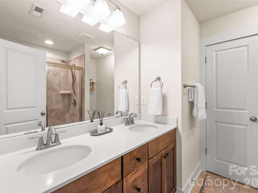 3217 Bending Birch Place, Charlotte, NC 28206.  MLS# CAR4358255, YatesRealty ID 19514. 