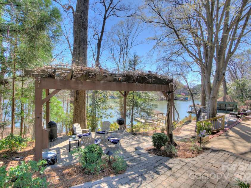 7611 Buckland Road, Charlotte, NC 28278.  MLS# CAR4234208, YatesRealty ID 19517. 