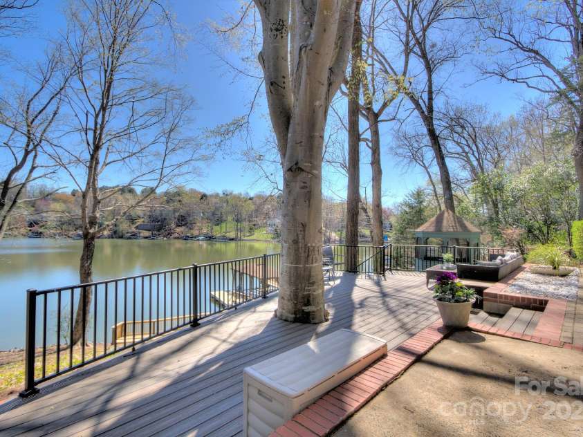 7611 Buckland Road, Charlotte, NC 28278.  MLS# CAR4234208, YatesRealty ID 19517. 