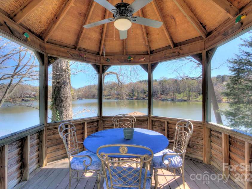 7611 Buckland Road, Charlotte, NC 28278.  MLS# CAR4234208, YatesRealty ID 19517. 