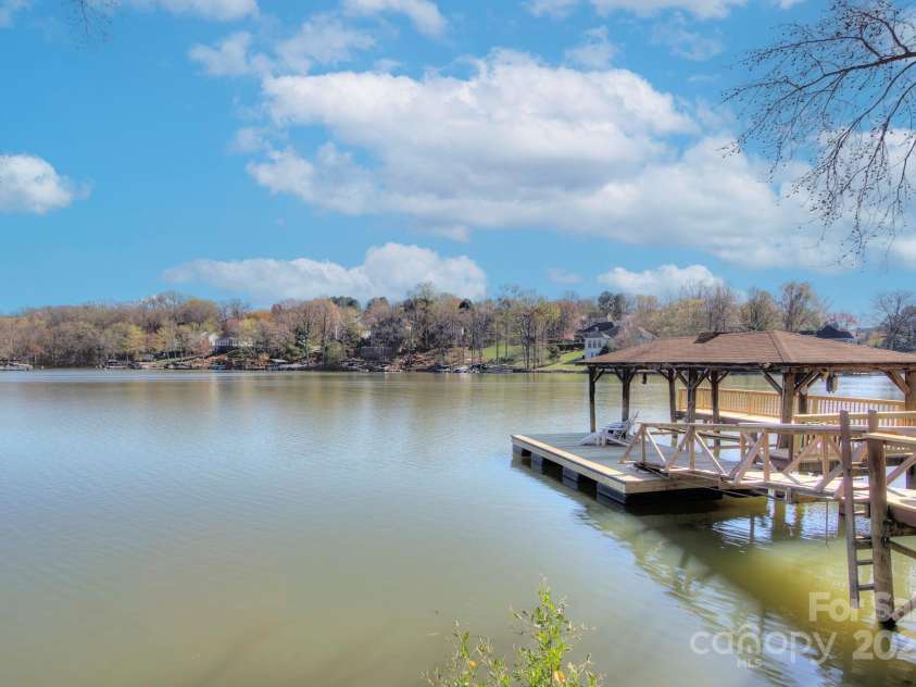 7611 Buckland Road, Charlotte, NC 28278.  MLS# CAR4234208, YatesRealty ID 19517. 