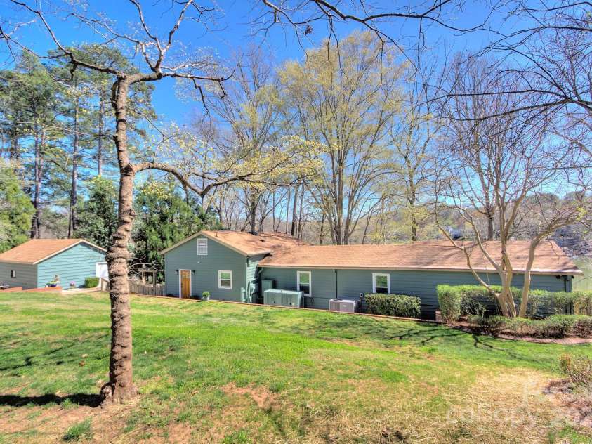 7611 Buckland Road, Charlotte, NC 28278.  MLS# CAR4234208, YatesRealty ID 19517. 