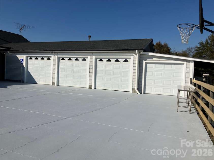 13215 Pine Bluff Road, Midland, NC 28107.  MLS# CAR4345295, YatesRealty ID 19518. 4 car garage