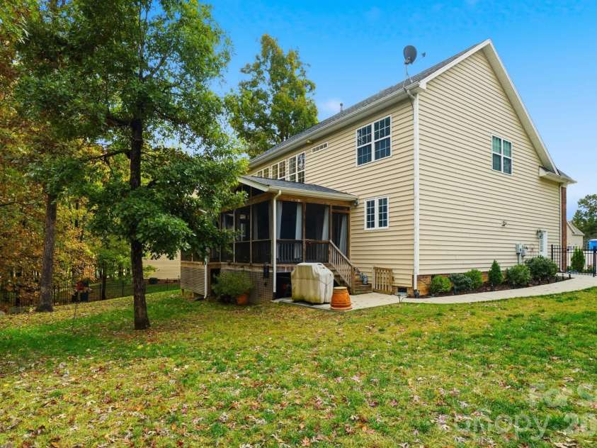 1711 Drexel Bay Lane, Charlotte, NC 28227.  MLS# CAR4316740, YatesRealty ID 19519. 
