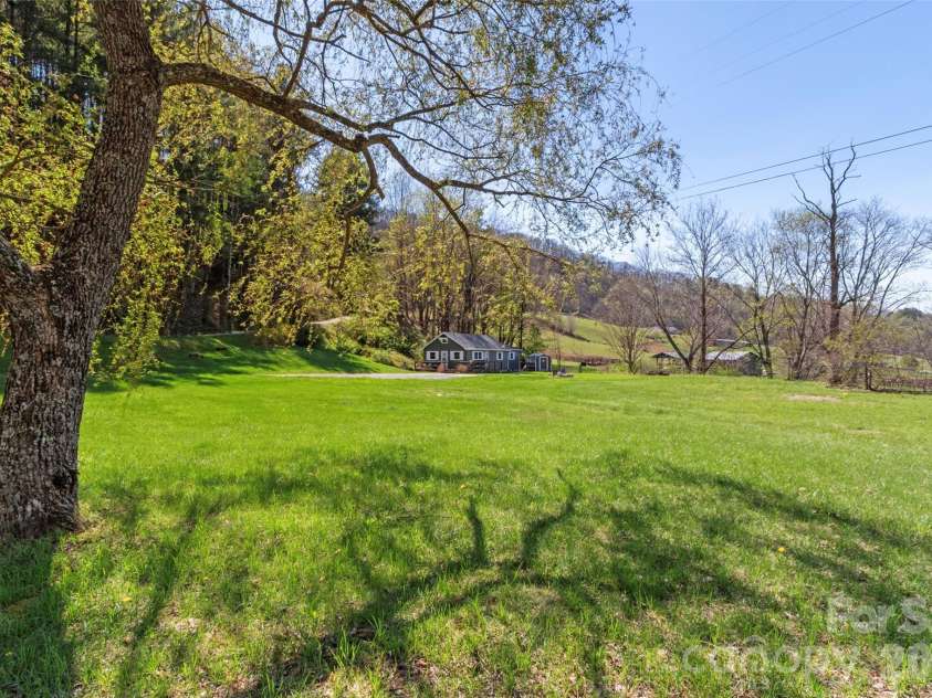 24 Baldridge Drive, Burnsville, NC 28714.  MLS# CAR4370336, YatesRealty ID 19522. 